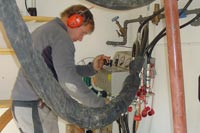 thumb Kompakt-Bohrgerät bohrt aus der Garage (oder Keller) heraus
