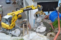 thumb1 Mit dem 260 l-Zweischalengreifer können die Steine bequem gesetzt werden.