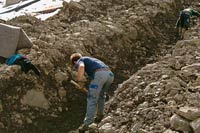 thumb Die Grabensohle wird von Hand geputzt